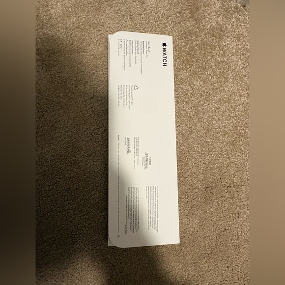 apple watch series 4 and new band in package! - Picture 4 of 5